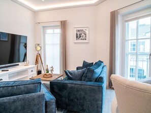 Fernseher, Kamin, Stereoanlage