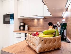 Kühlschrank, Mikrowelle, Ofen, Herdplatte