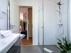 Dusche, Haartrockner, Handtücher