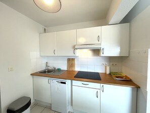 Køleskab, mikrobølgeovn, kogeplade, opvaskemaskine