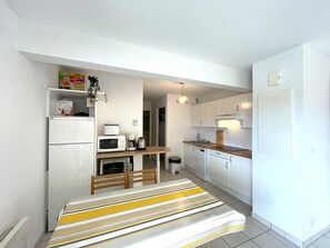 Køleskab, mikrobølgeovn, kogeplade, opvaskemaskine