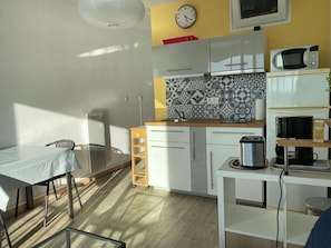 Kühlschrank, Mikrowelle, Herdplatte, Wasserkocher mit Kaffee-/Teezubehör