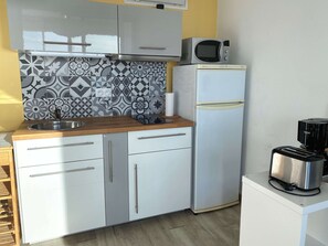 Réfrigérateur, micro-ondes, plaque de cuisson, cafetière/bouilloire
