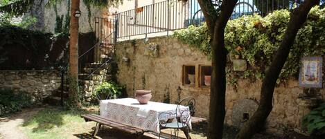 تناول الطعام بالخارج