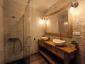 Badewanne, Haartrockner, Bidet, Handtücher