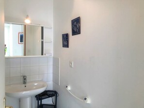 Bathroom - Spacious house with enclosed garden 550m from the beach in Perros-Guirec (Perros-Guirec)