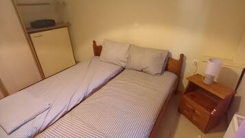 2 bedrooms, desk, WiFi