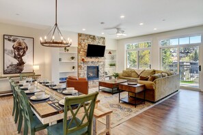 Smart TV, chimenea, videojuegos, libros