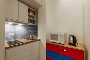 Refrigerador, microondas, placa de cocina