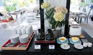 朝食 (ビュッフェ)、毎日提供 (無料)