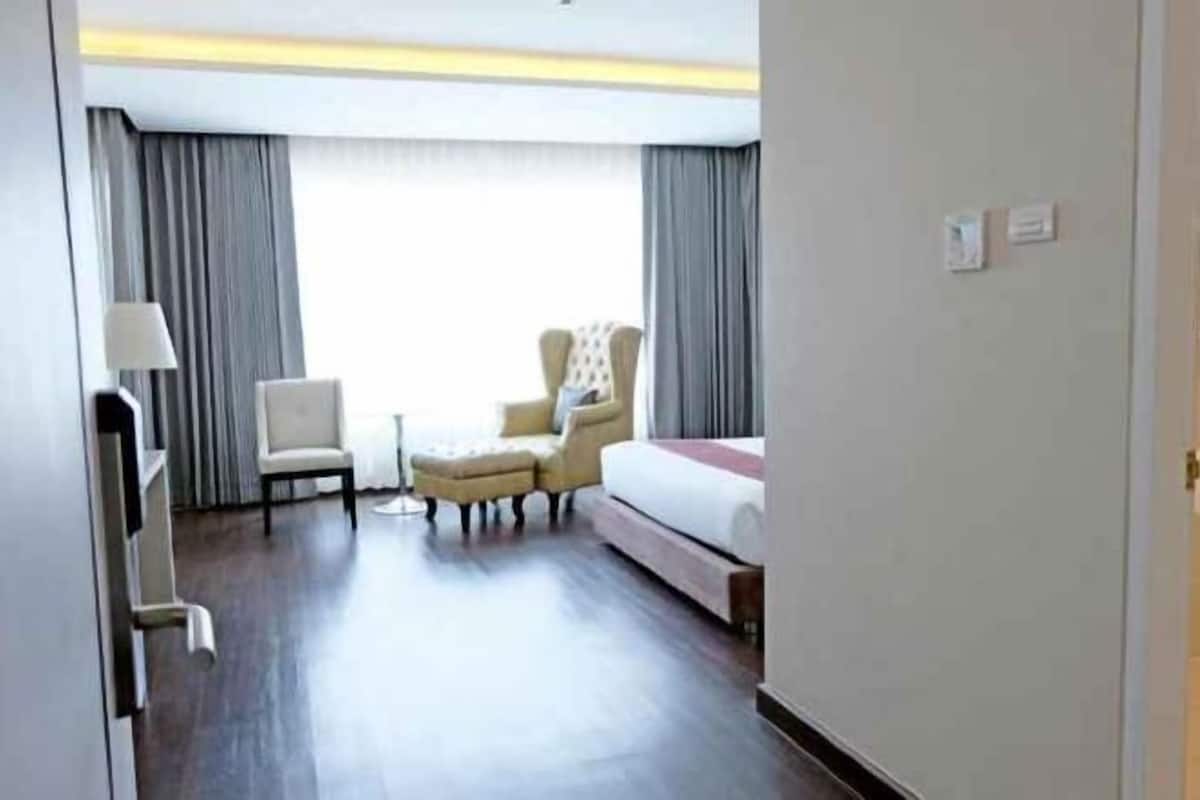 Free minibar items, desk, blackout curtains, free WiFi