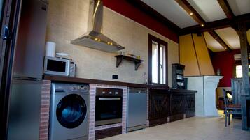 Een koelkast, een magnetron, een oven, een kookplaat