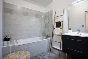 Baignoire, séchoir à cheveux, serviettes fournies, savon