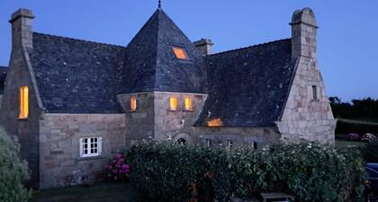 Manor house in Brittany, 20 metres from the beach, 1 minute walk