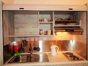 Kühlschrank, Kochgeschirr/Geschirr/Besteck