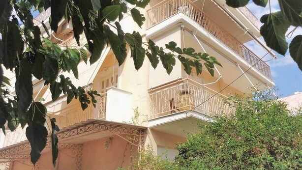 Un immeuble à plusieurs étages doté de balcons et d’un escalier.