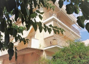 A multi-story building with balconies and a staircase. - Elena's House Kalamata Iris, Elena's House Kalamata Iris (Kalamata)