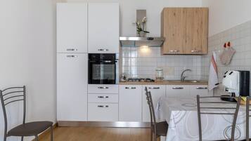 Frigorifero, forno, piano cottura, macchina per tè/caffè