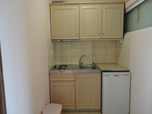 Fridge, stovetop, coffee/tea maker, electric kettle
