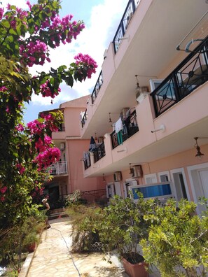 Property grounds - Galini Sea Apartment 2 at the Beach with Wi-Fi, A/C & Garden (Kerkira)