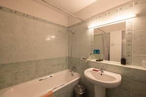 Een bad, een haardroger, handdoeken