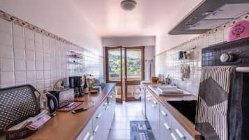 Jääkaappi, mikroaaltouuni, uuni, liesi