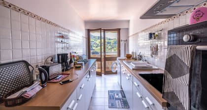 Appartement "Paradiso" avec vue sur les montagnes, balcon et Wi-Fi