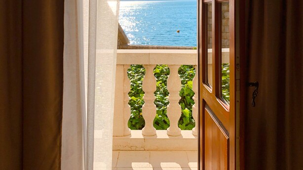 A balcony with a view of the sea and mountains. - Private Stone House Next to the sea (Kotor)