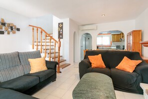 Televisión y chimenea