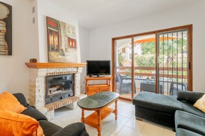 TV, fireplace - Holiday Home 'Bungalow Urb Costa Hispania' close to the Beach with Shared Pool & Wi-Fi (Santa Pola)