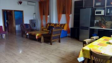 Una televisión, una chimenea