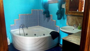 Bathtub, towels