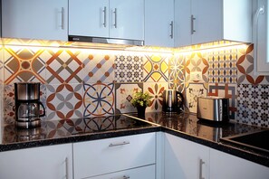 Kühlschrank, Ofen, Herdplatte, Wasserkocher mit Kaffee-/Teezubehör