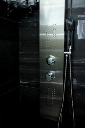 Haartrockner, Handtücher, Seife, Shampoo