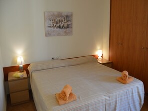 1 bedroom, iron/ironing board, bed sheets - 'Miami II 112 - Central Apartment' close to the Beach with Shared Pool (L'Estartit)