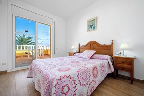 5 bedrooms, iron/ironing board, free WiFi, bed sheets - 'Villa Amador' with Sea View, Pool & Wi-Fi (L'Ampolla)