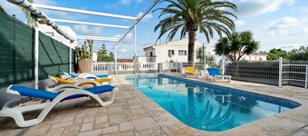'Villa Amador' with Sea View, Pool & Wi-Fi