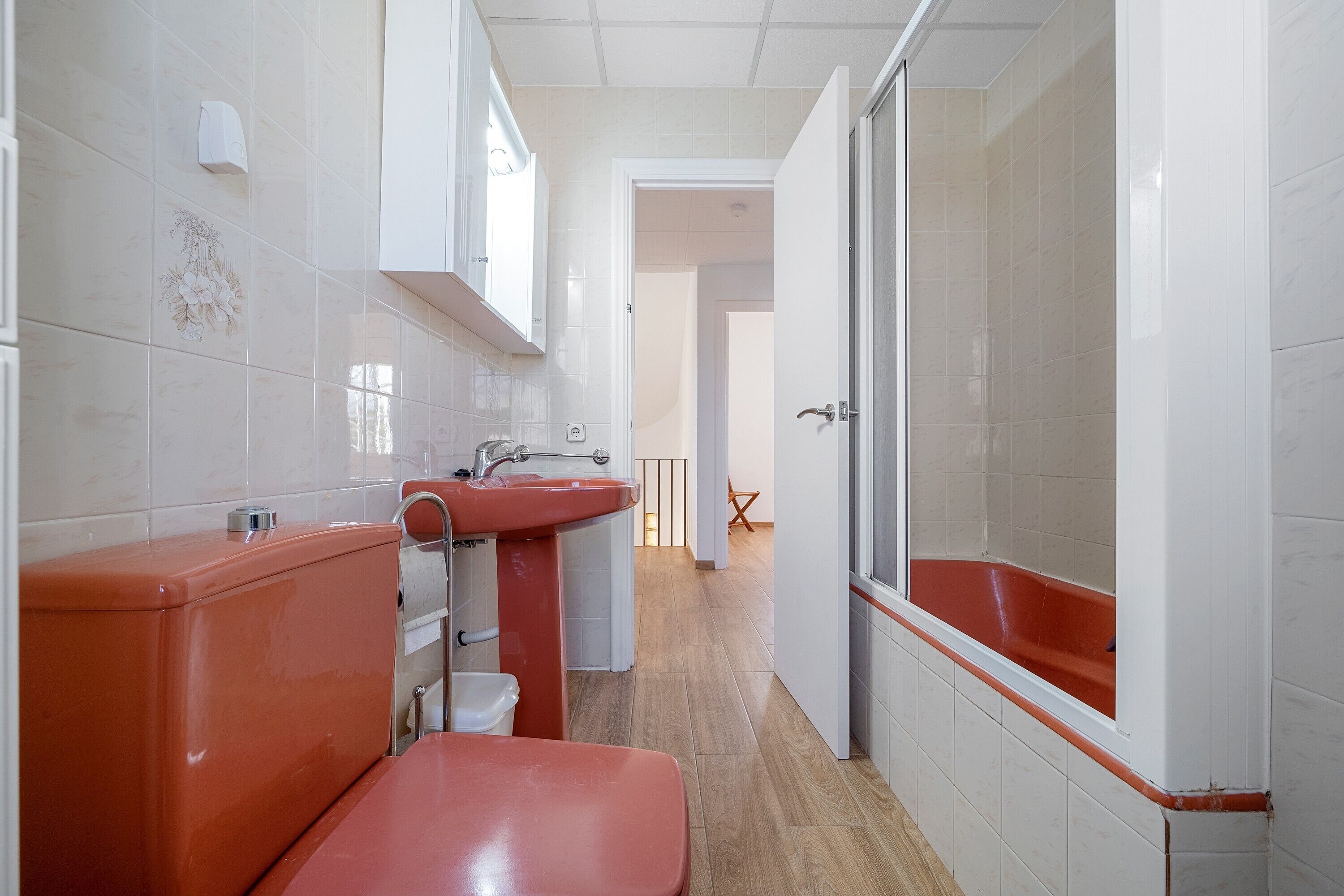 Ein Badezimmer mit Toilette, Waschbecken und Badewanne.