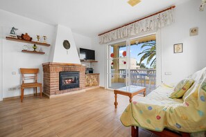 Fernseher, Kamin, DVD-Player, Stereoanlage