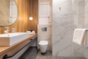 Dusche, Haartrockner, Handtücher, Shampoo