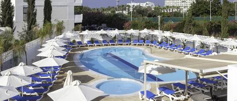 Inomhuspool, en säsongsöppen utomhuspool, parasoller och solstolar