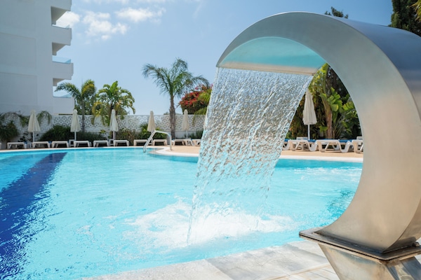 Innendørsbasseng, sesongbasert utendørsbasseng og bassengparasoller