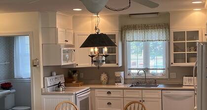 Water View " THE PIPERS NEST " - minutes to the beach, located in Snug harbour !