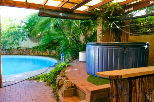 Quaint & Peaceful Auxiliary Guest Home
Hot Tub, Pool, Wifi, 2 Bedroom 
