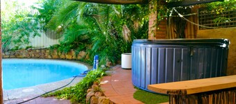 Quaint & Peaceful Auxiliary Guest Home
Hot Tub, Pool, Wifi, 2 Bedroom 