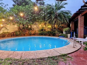 Una piscina al aire libre