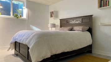 6 bedrooms, desk, WiFi, bed sheets