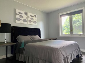 6 bedrooms, desk, WiFi, bed sheets