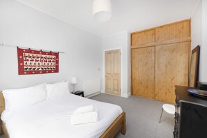 1 bedroom, iron/ironing board, WiFi, bed sheets - Charming Apartment near Leith Links with Patio (Edinburgh)
