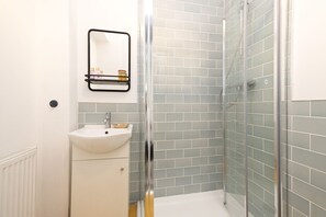 Een douche, een haardroger, handdoeken